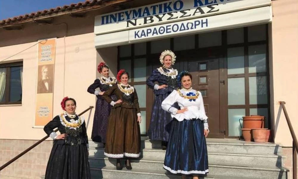 Φτιάχνουν μάσκες για τον κορωνοϊό από την προίκα των γιαγιάδων τους